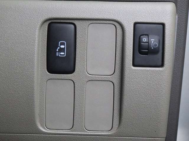 ボタン一つでスライドドアの開閉が出来ます！　ヘッドライトレベライザー付！　後席やトランク利用時の対向車への配慮も忘れずに！