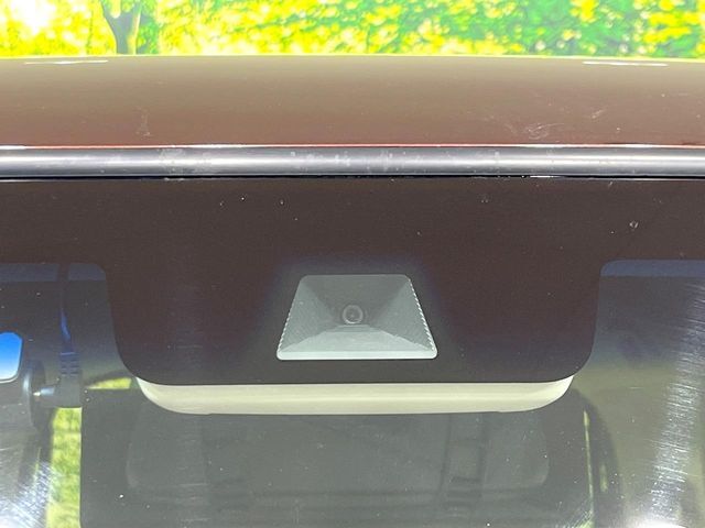 【ホンダセンシング】走行中に前方の車両等を認識し、衝突しそうな時は警報とブレーキで衝突回避と被害軽減をアシスト。より安全にドライブをお楽しみいただけます。