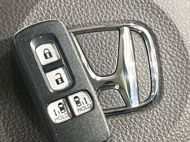 【Hondaスマートキー】カバンやポケットに入れたままでもドアの施錠・解錠が可能なスマートキーを装備。エンジンのオン・オフ時もカギを取り出す必要が無いからとっても便利です♪