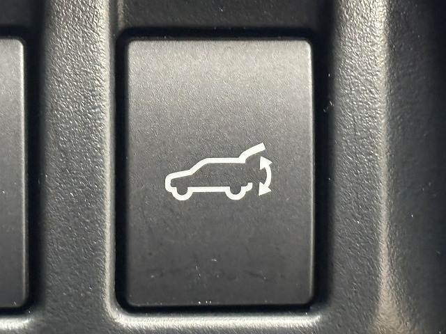 【パワーバックドア】荷物を持ちながらでも簡単にリアゲートを開閉できるあればうれしい装備の1つです。