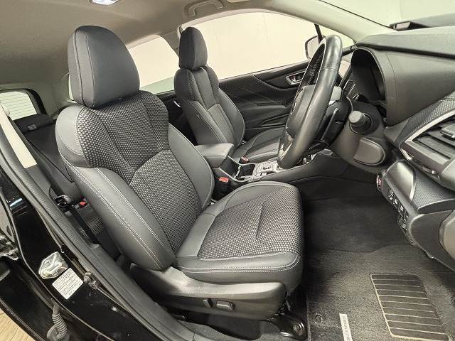 【ハーフレザーシート】を装備しており、車内の高級感がアップしております☆