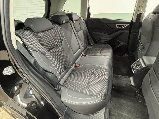 セカンドシートは大人二人が乗っても十分なスペースが確保されております。