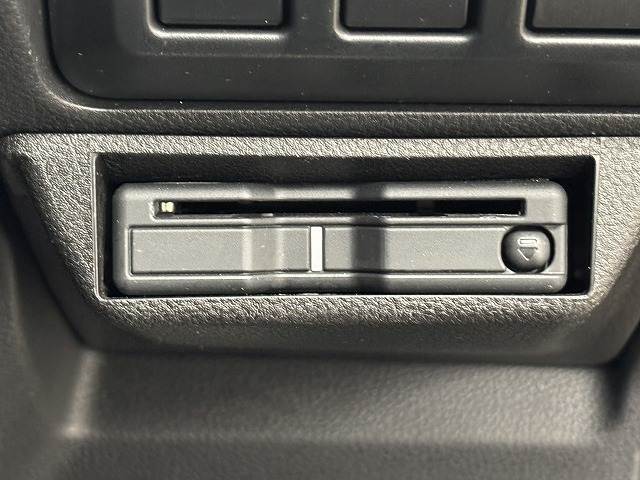 【ETC】を装備。土日の利用料金の割引や、朝夕の通行料金を割引料金で高速道路をお楽しみいただけます。