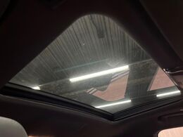●サンルーフ：開放感たっぷりの希少装備、サンルーフが装着されています！車内に明かりを取り入れたり景色を楽しむ以外にも、車内の空気も簡単に換気できて快適です！