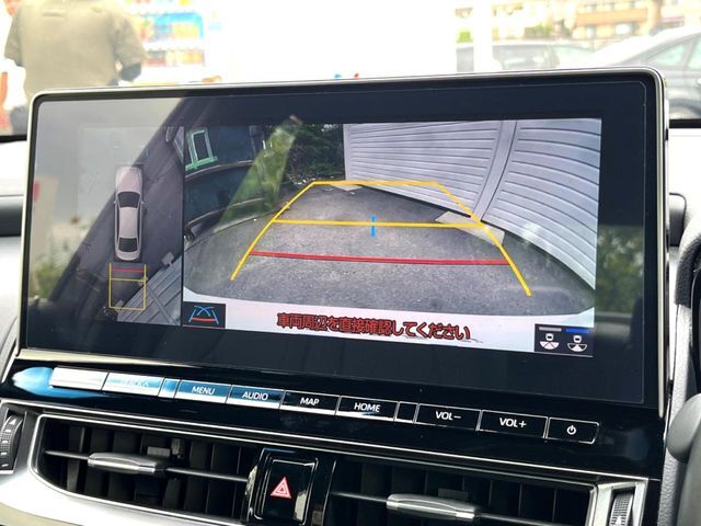 【パノラミックビューモニター】専用のカメラにより、上から見下ろしたような視点で360度クルマの周囲を確認することができます☆死角部分も確認しやすく、狭い場所での切り返しや駐車もスムーズに行えます。