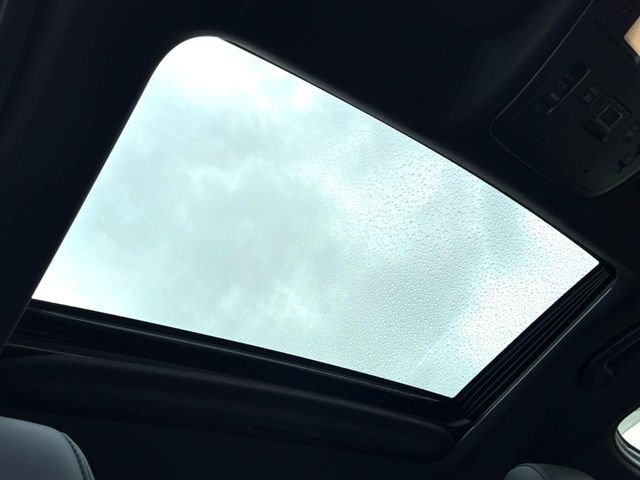 【ムーンルーフ】開放感たっぷりの希少装備、ムーンルーフが装着されています！車内に明かりを取り入れたり景色を楽しむ以外にも、車内の空気も簡単に換気できて快適です！