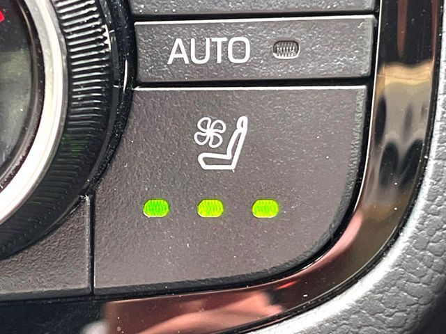 【シートベンチレーション】夏場は涼しい風でお尻や背中の熱やムレを防ぎ、冬はエアコンよりも早く温まってポカポカに！季節を問わず快適に過ごせます。