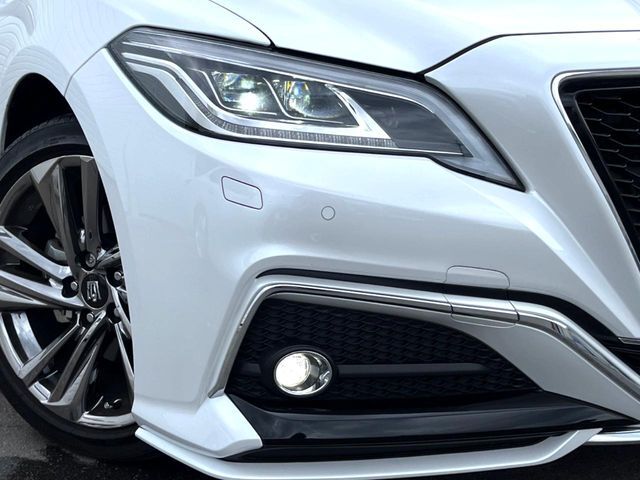 【三眼LEDヘッドライト】スタイリッシュな見た目の三眼LEDヘッドライトを装備♪スタイルだけでなく、夜間の走行も視界良好で安心してお乗りいただけます。