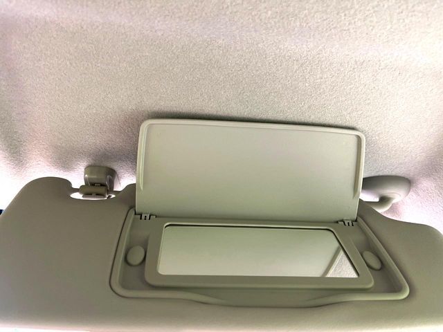【バニティミラー】サンバイザー裏に設置されたミラーで身だしなみチェック！ちょっとしたメイク直しにも活躍します♪