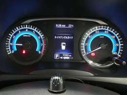 各操作スイッチは使いやすい位置に配置され、とっても見やすいメーターです。夜間時はラグジュアリーな気分にさせてくれる照明が魅力ですので、夜のドライブも楽しみになりますよ♪