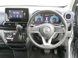 【徹底洗浄クリーニング実施済】運転席からの視界はこんな感じです☆お気軽にご来店いただき、実際に座って是非お確かめください。ドライバーに寄り添う快適な操作フィールをもたらすステアリングです。