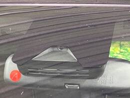 【トヨタセーフティセンス】走行中に前方の車両等を認識し、衝突しそうな時は警報とブレーキで衝突回避と被害軽減をアシスト。より安全にドライブをお楽しみいただけます。