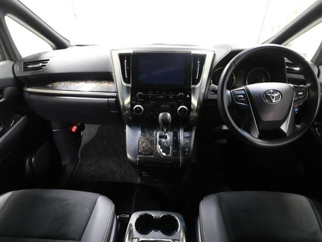 上質で落ち着いた印象のインパネ。視界も広々で運転しやすいです。
