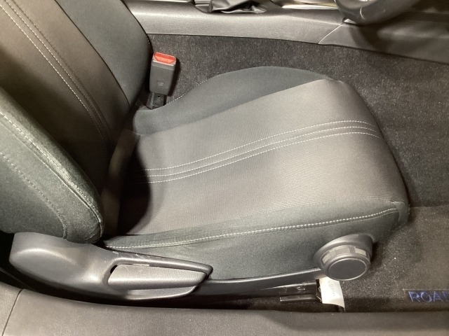 運転席にはドライバーの体型や好みに応じて前後方向だけでなく、座面前方の高さの調整ができるシートリフターを装備！