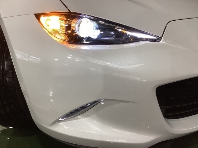 LEDヘッドライト装備！明るい白色光で夜間走行時の高い視認性を確保し、LEDならではの省電力化で低燃費にも貢献しています。