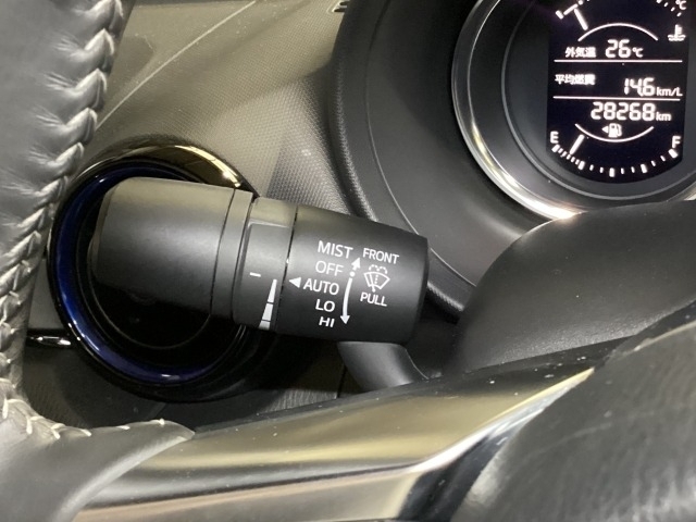 レバーをAUTOの位置にしているとき、レインセンサーが雨を感知すると、雨量に応じてワイパーが自動で作動してくれるオートワイパーを装備！設定変更で非作動にすると、間欠作動に固定されます。