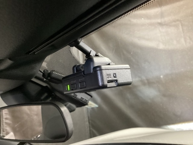 【別途SDカードの購入が必要です。詳しくは販売店スタッフまで】運転中の映像・音声などを記録して、交通事故やトラブルが起きた時の正確な状況把握に役立つドライブレコーダーが装着されています。