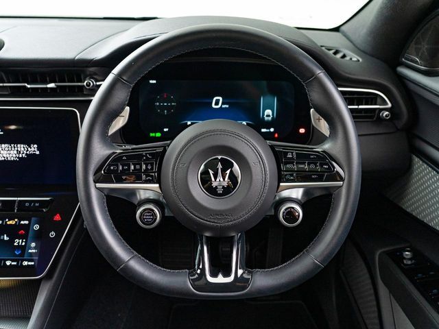 握るものを『興奮』へと導くステアリング。レースで培ったハイパフォーマンスなドライビングを体験。