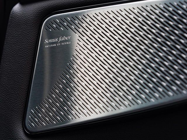 メーカーオプションのSonusFaberは室内を包み込むコンサート会場のような音を奏でます。