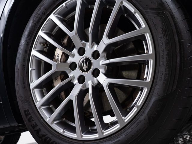19インチテティスホイール＆マットグレーブレーキキャリパーを装備。