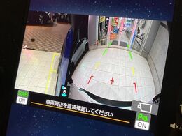 【バックカメラ】駐車時に後方がリアルタイム映像で確認できます。大型商業施設や立体駐車場での駐車時や、夜間のバック時に大活躍！運転スキルに関わらず、今や必須となった装備のひとつです！