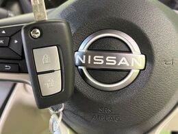 【キーレス】少し離れた場所からでもボタン一つでドアの開錠・施錠ができるのでとっても便利！ドアの鍵穴周りに傷をつけることもありません♪