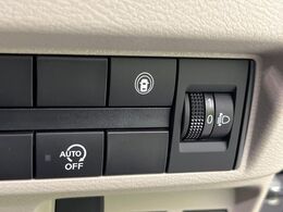 【インテリジェントエマージェンシーブレーキ】フロントカメラで前方の車両や歩行者を検知。衝突しそうな時は衝突被害軽減ブレーキが作動、衝突回避をサポート。より安全にドライブをお楽しみいただけます。