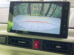【バックカメラ】駐車時に後方がリアルタイム映像で確認できます。大型商業施設や立体駐車場での駐車時や、夜間のバック時に大活躍！運転スキルに関わらず、今や必須となった装備のひとつです！