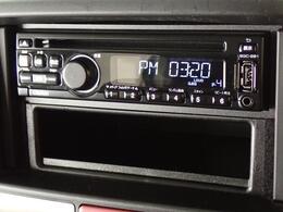 操作ラクラク☆　クラリオン製のAM/FMラジオ付CDプレーヤーを装備しています。