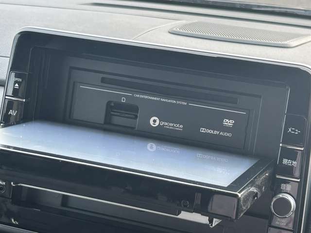 モニター部をスライドさせるとCD/DVD挿入口が出現します