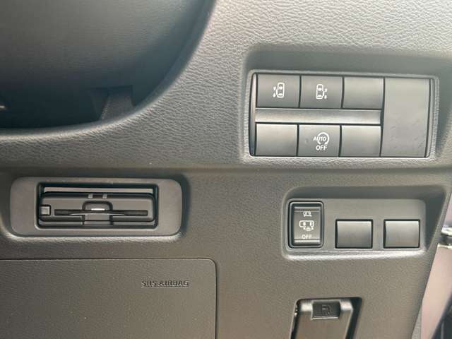 運転席の右下にETCがビルトインされています。高速道路では便利ですね！