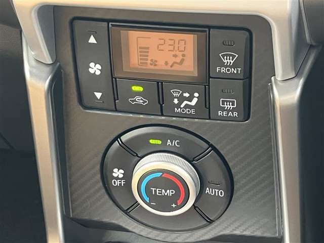 ★オートエアコン★お好みの温度に設定すれば、自動でその温度に調整してくれ、温度を維持してくれます。快適なドライブをするための重要な条件です。
