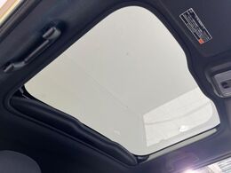 【ガラスルーフ】ガラスルーフ搭載で車内の解放感が一気にアップ！開放的なドライブをお楽しみいただけます。