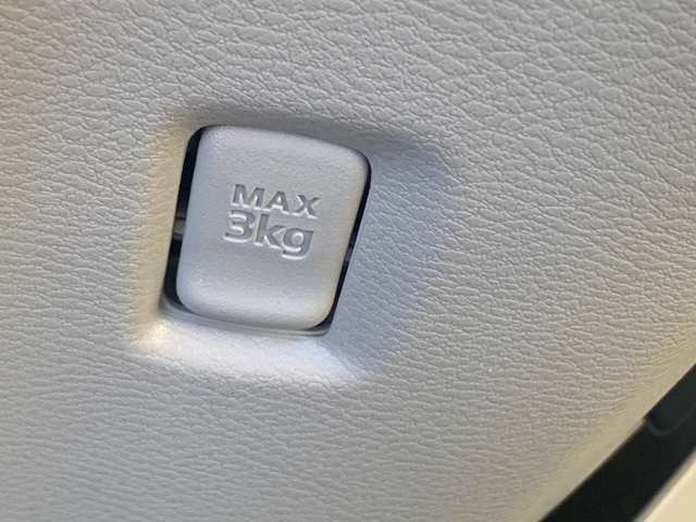 助手席の右前にはMAX3キログラムまで使用可能な買い物袋のフックがあり便利です。