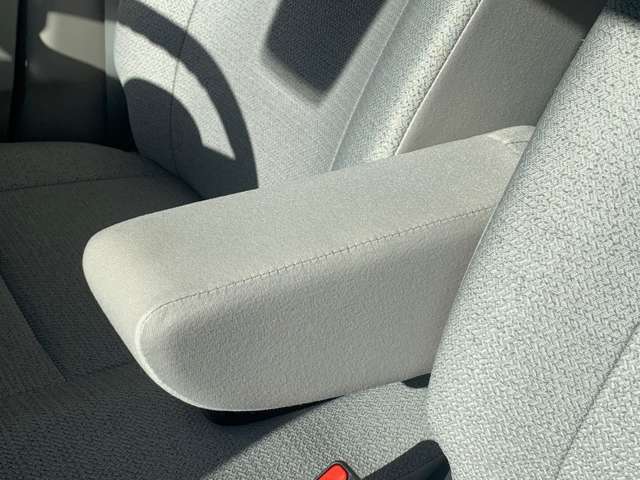 運転席と助手席の間には肘あてがあります。ロングドライブなどにの時に活躍します。