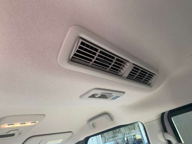 リアシーリングファンからの送風により車内の空気を循環させ、エアコンの効きにくいハイルーフの車内を快適空間に出来るのも喜ばれるポイントの一つで。