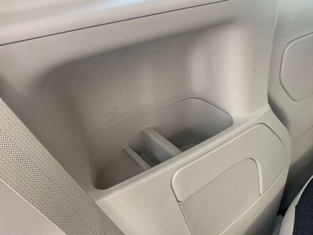 セカンドシート用のカップホルダーに小物入れ。