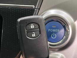 【スマートキー】カバンやポケットに入れたままでもドアの施錠・解錠が可能なスマートキーを装備。エンジンのオン・オフ時もカギを取り出す必要が無いからとっても便利です♪