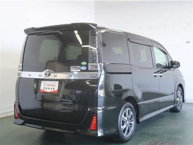 おひとり、ご友人、ご家族など、少人数でも大人数でもお出かけが楽しめます。この車で楽しいドライビングライフを送りましょう♪