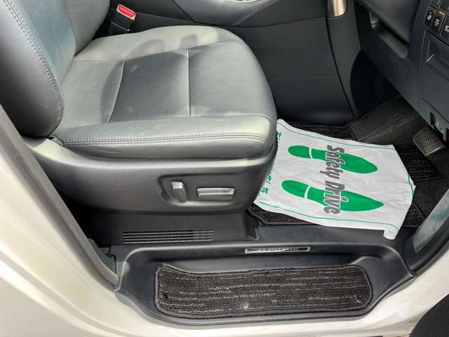 「SR“Cパッケージ”」の運転席は、本革仕様のパワーシート。　また、フロントシートは、シートエアコン・シートヒーター装備となります。