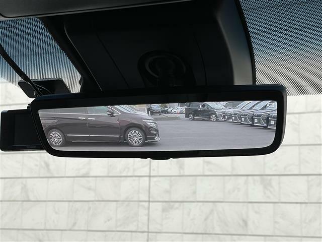 【　デジタルインナーミラー/インテリジェントルームミラー　】車両後方カメラの映像をインナーミラー内のディスプレイに表示します。
