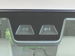 【スマートアシスト】走行中に前方の車両等を認識し、衝突しそうな時は警報とブレーキで衝突回避と被害軽減をアシスト。より安全にドライブをお楽しみいただけます。