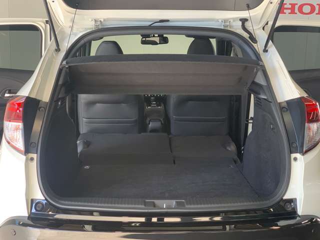 後列を収納すれば大型トランクに早変わり！段差も出来ず荷物の積み込みもラクラク♪