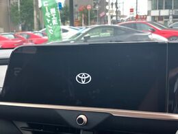 【12.3インチディスプレイオーディオ】スマートフォンと連携が可能な大画面ディスプレイオーディオです。スマートフォンのナビ機能を使用したり、Bluetooth接続で音楽もお楽しみいただけます！