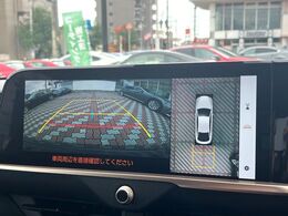 【パノラミックビューモニター】専用のカメラにより、上から見下ろしたような視点で360度クルマの周囲を確認することができます☆死角部分も確認しやすく、狭い場所での切り返しや駐車もスムーズに行えます。