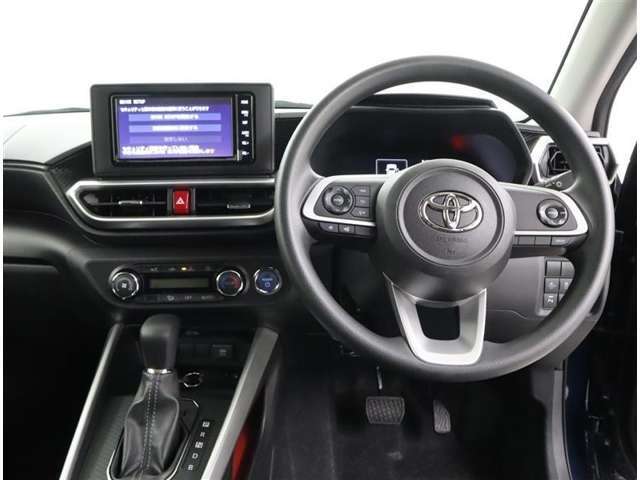 運転席から見たハンドルダッシュまわりになります。