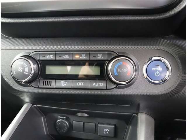 室内の空調は温度設定が出来るオートエアコンで、車内は年中快適です♪