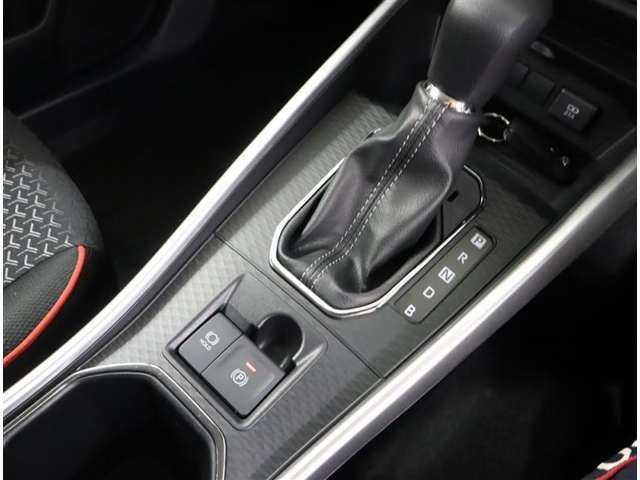 フロアシフトで操作もしやすいですね。