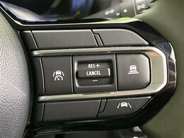 【アダプティブクルーズコントロール】高速道路での長距離走行が楽に！！自動で速度を保つクルーズコントロールが、衝突軽減システムと連携し、前方の車両を感知して車間を保つように速度調節してくれます！！