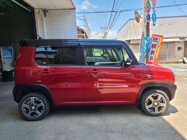 当店の店頭販売車両は納車時にエンジンオイル・オイルフィルター・撥水ワイパーゴム（フロント2本）を新品交換させて頂いております。
